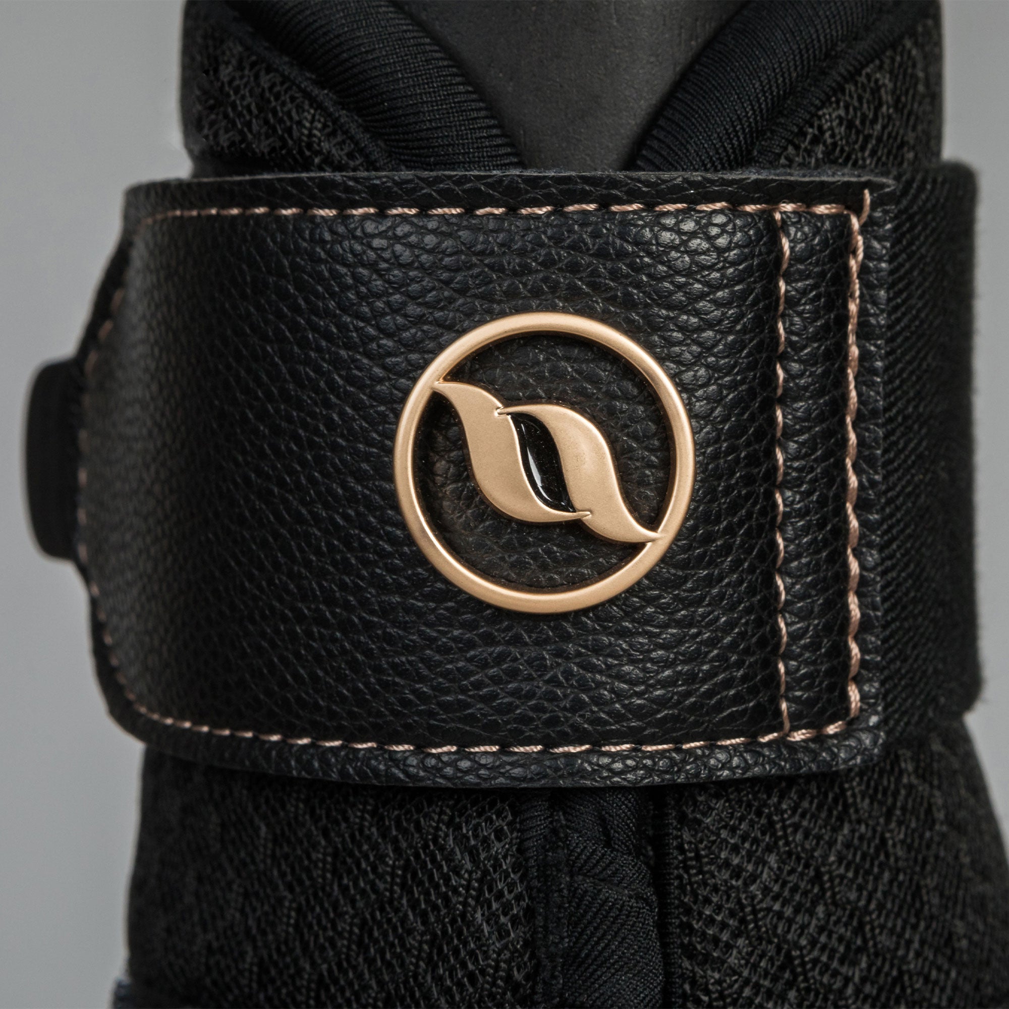 Back on Track Deep Nights Brush Boots for horses, offering leg protection, elegant design, and therapeutic support