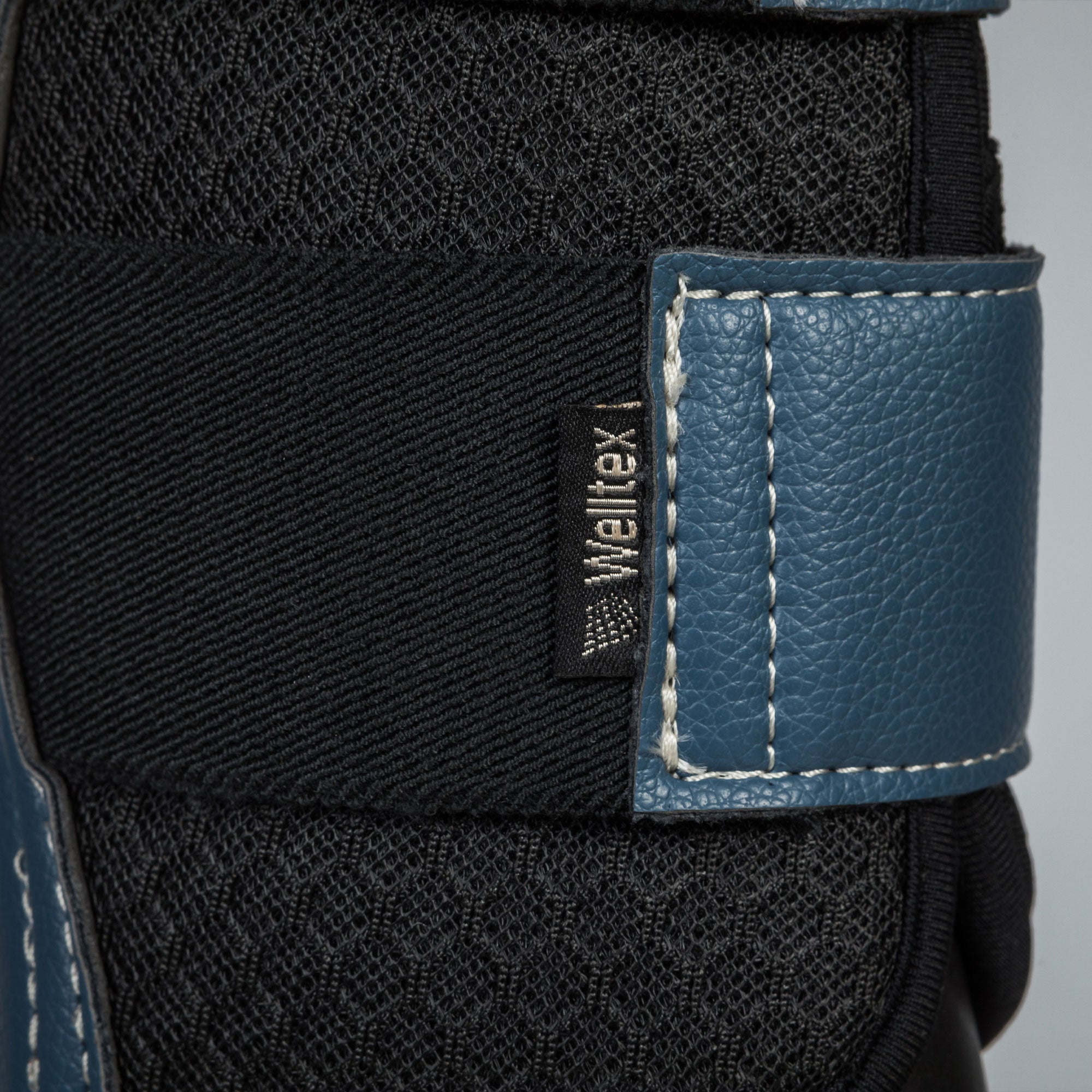 Back on Track Deep Nights Brush Boots for horses, offering leg protection, elegant design, and therapeutic support