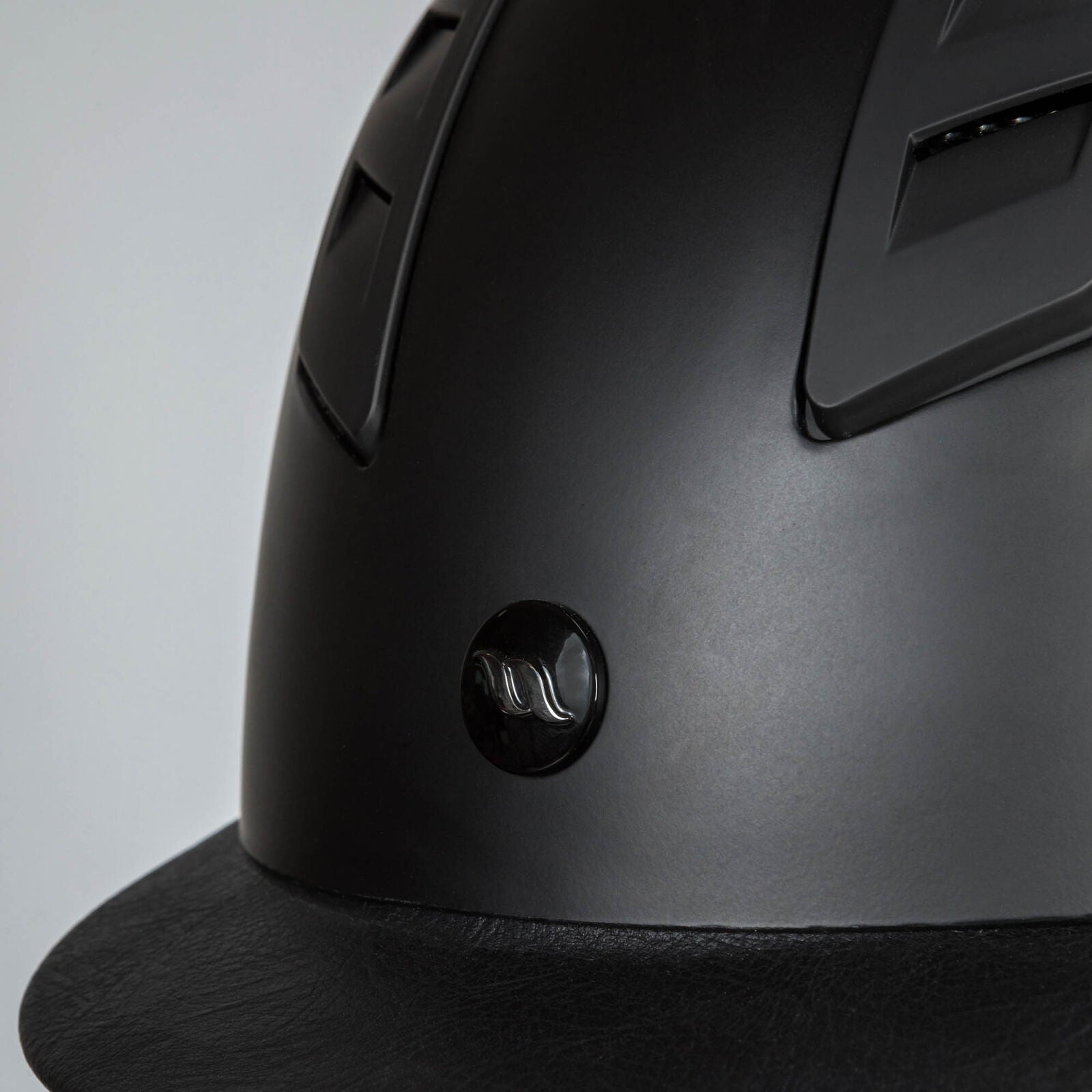 Back on Track NEOZ EQ3 helmet with MIPS safety system, sleek design, and ventilation for rider comfort and protection
